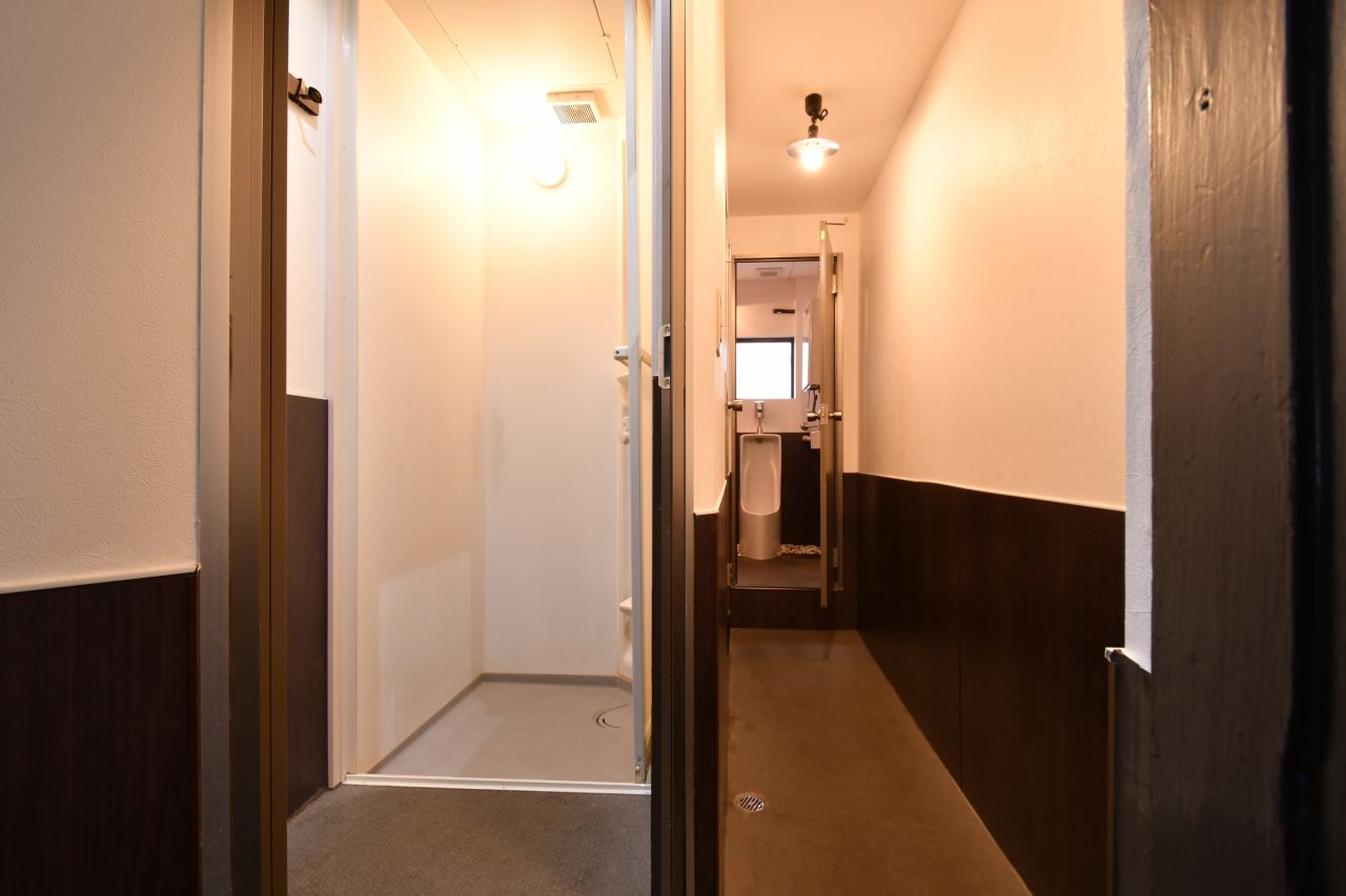 左手がシャワールームです。(2017-08-30,共用部,BATH,3F)
