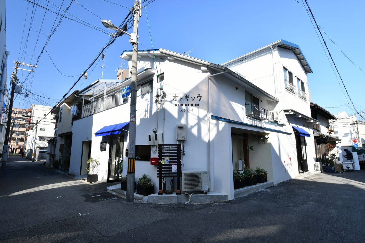 建物の外観。1階にコミュニティスペースとスタジオ、2階にシェアハウスがあります。(2020-11-18,共用部,OUTLOOK,1F)