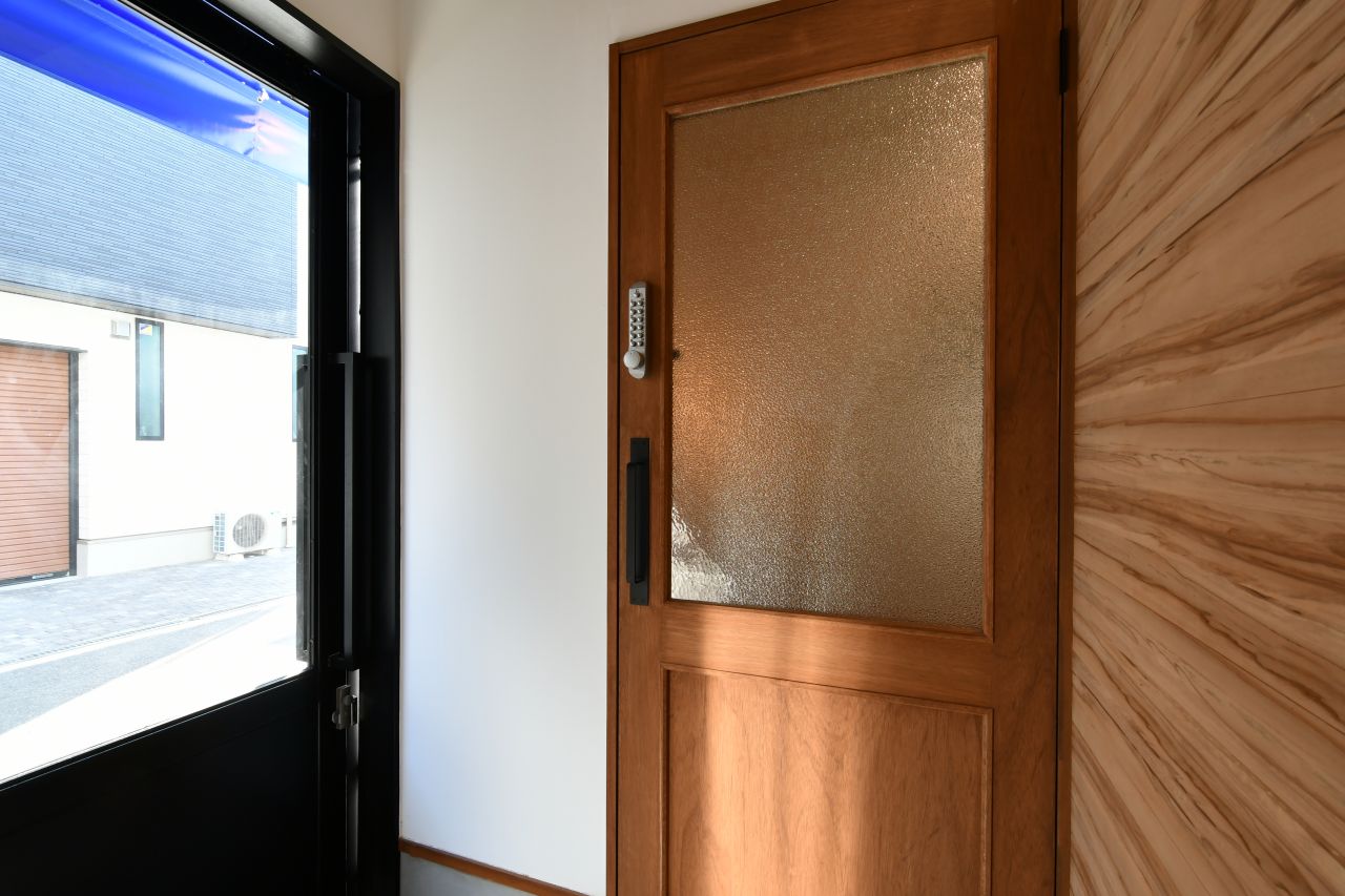 玄関ドアの様子。(2020-11-18,周辺環境,ENTRANCE,1F)
