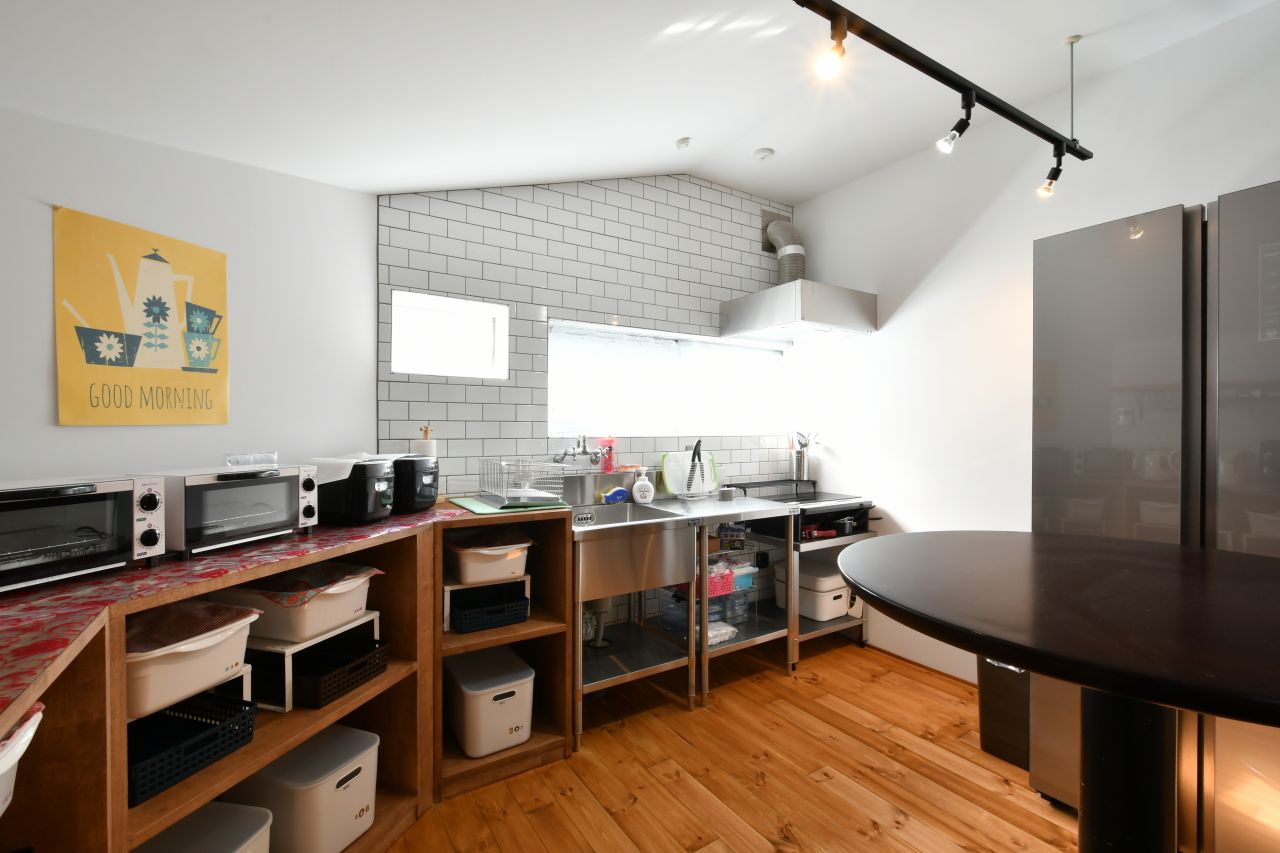 キッチンの様子。窓から光がたっぷり差し込みます。(2020-11-18,共用部,KITCHEN,2F)