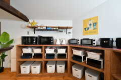 棚には部屋ごとに使える収納ボックスと水切りカゴが用意されています。(2020-11-18,共用部,KITCHEN,2F)