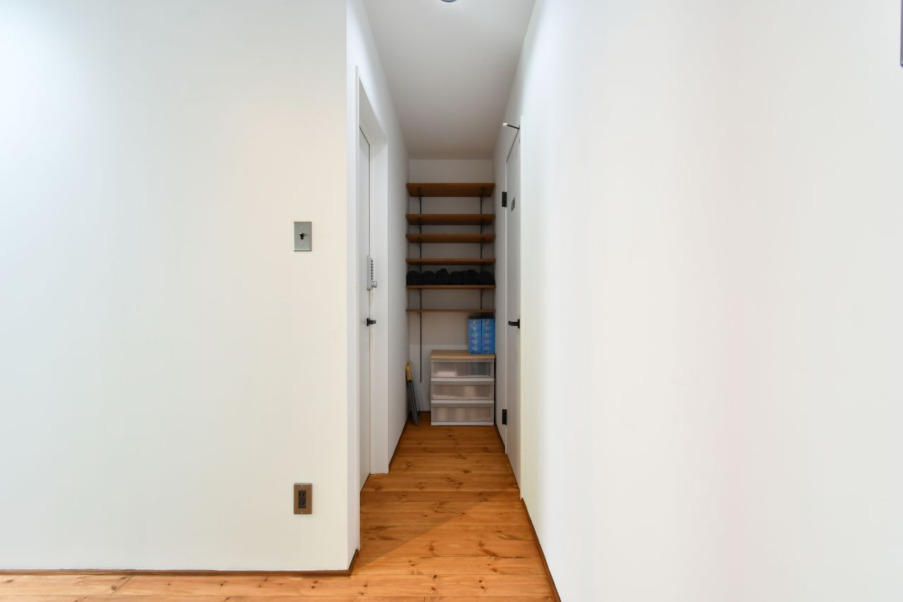 突き当たりの棚は、空いている場所は自由に使用OKとのこと。右手にはトイレがあります。(2020-11-18,共用部,OTHER,2F)