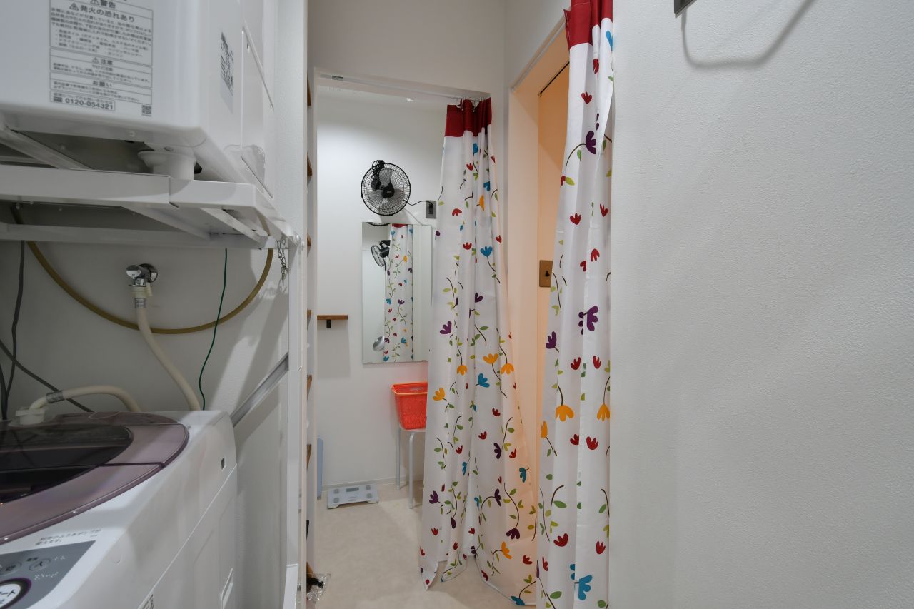 脱衣室はカーテンで仕切ります。(2020-11-18,共用部,BATH,1F)