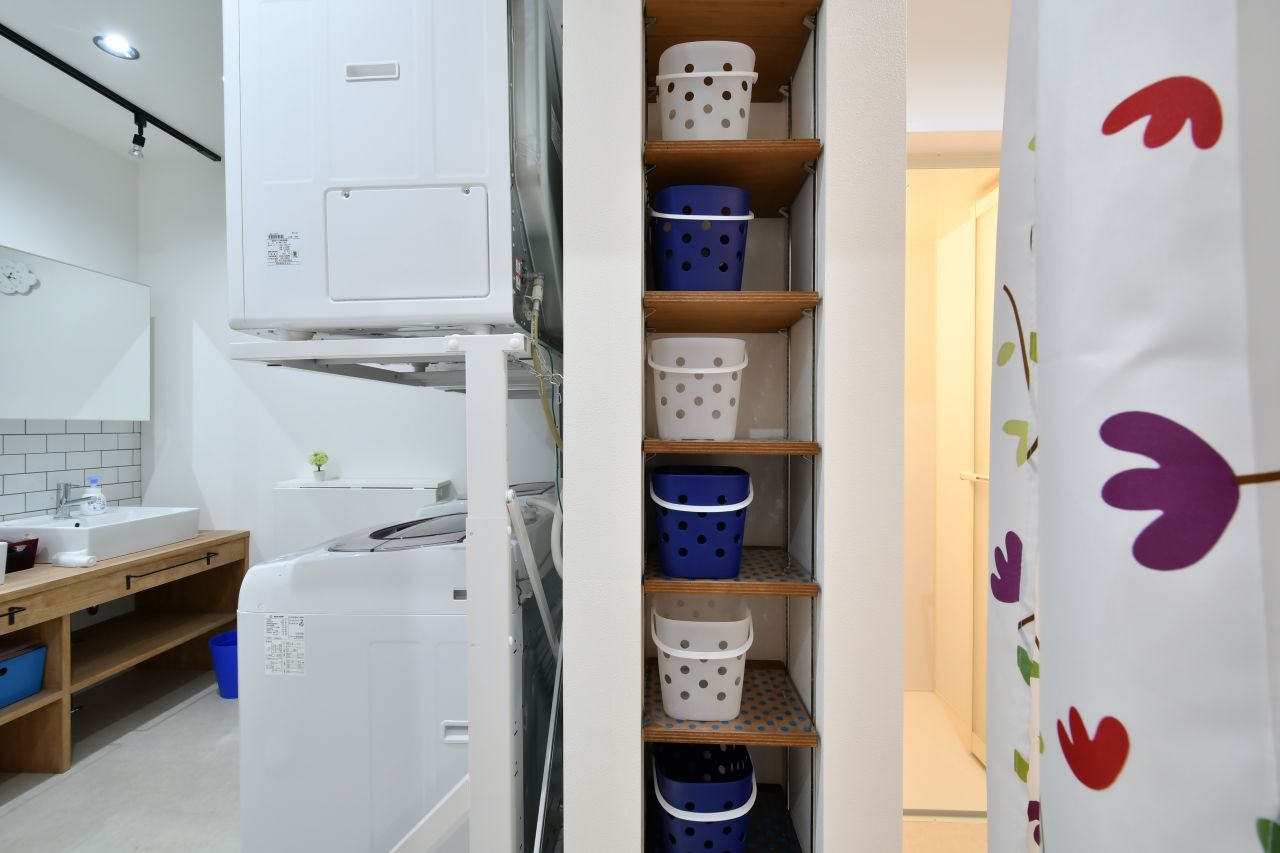 部屋ごとに使えるカゴが設置されています。(2020-11-18,共用部,BATH,1F)