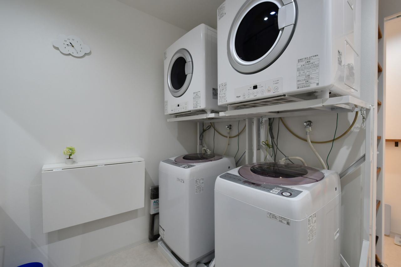 洗濯機と乾燥機の様子。無料で使用できます。(2020-11-18,共用部,LAUNDRY,1F)