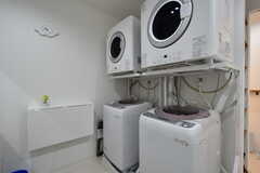 洗濯機と乾燥機の様子。無料で使用できます。(2020-11-18,共用部,LAUNDRY,1F)