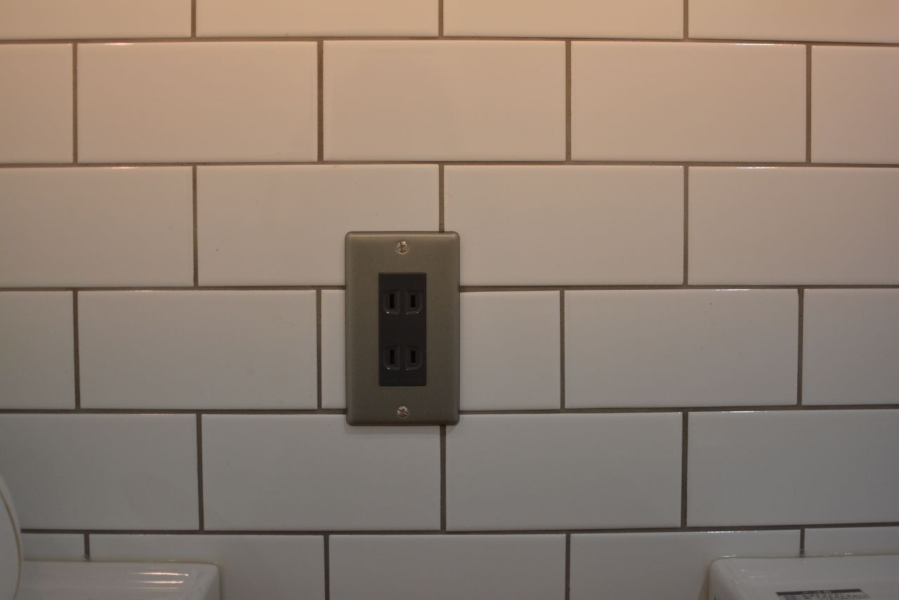 コンセントの様子。(2020-11-18,共用部,WASHSTAND,3F)