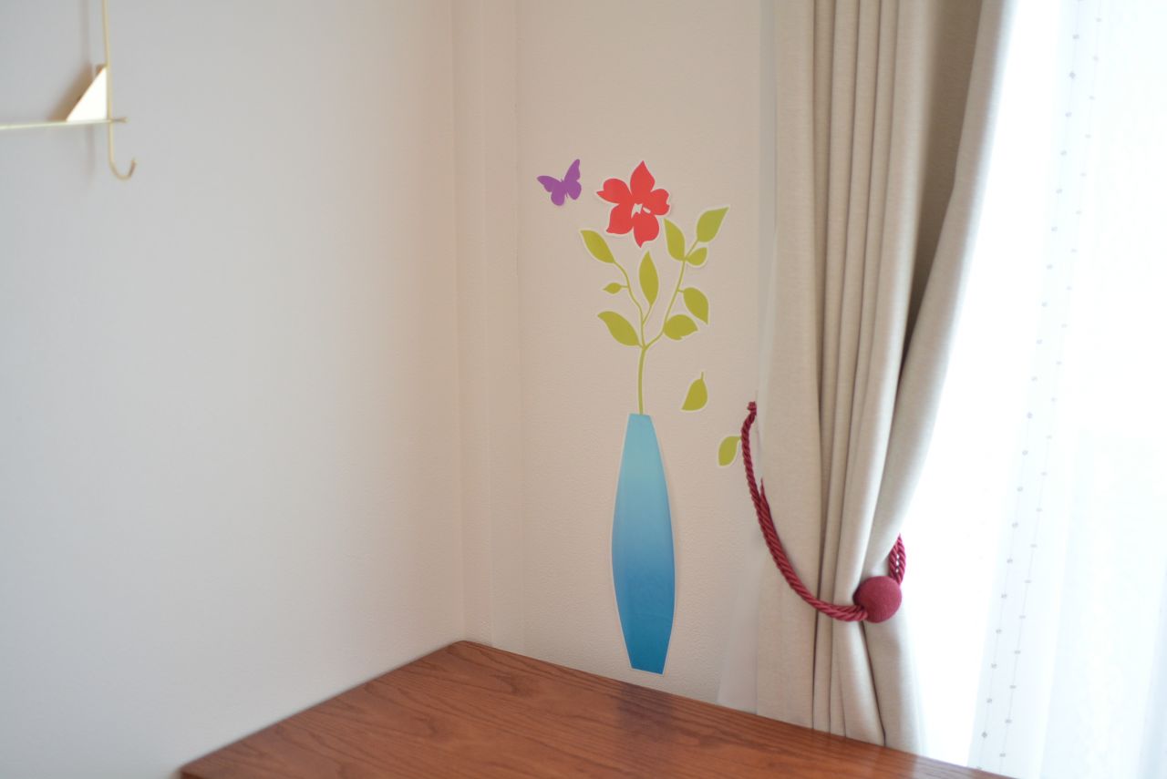 壁にはウォールシールが貼られています。（302号室）(2020-11-18,専有部,ROOM,3F)