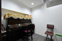 小スタジオの様子。アップライトピアノが設置されています。(2020-11-18,共用部,OTHER,1F)