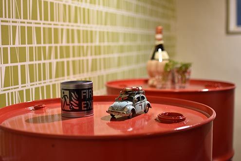 灰皿の周りには雑貨が置かれています。ドラム缶の対面は、ダーツマシンが用意されています。(2017-02-06,共用部,OTHER,1F)