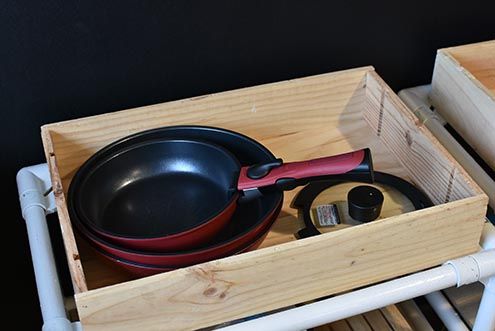 収納棚には共用のフライパンが収納されています。(2017-03-29,共用部,KITCHEN,3F)
