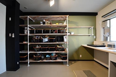 収納棚の対面は専有部ごとの収納棚です。専有部ごとにボックスが用意されています。|3F キッチン