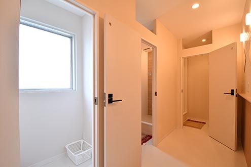 バスルームとシャワールームが2室並んでいます。(2017-03-29,共用部,BATH,3F)