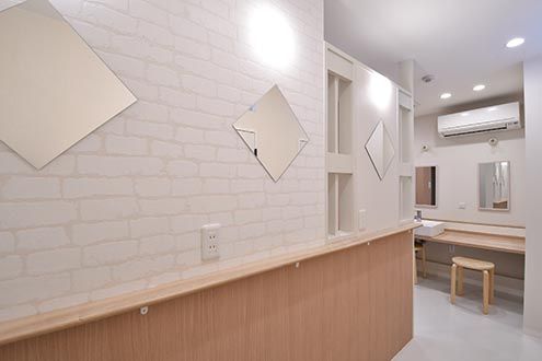 脱衣室の対面には鏡が取り付けられています。(2017-03-29,共用部,OTHER,3F)