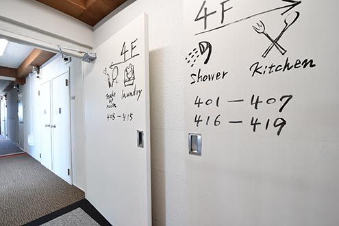 左手がパウダールーム、右手が水まわり設備です。(2017-03-29,共用部,OTHER,4F)