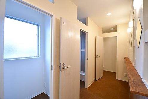 バスルームとシャワールームが2室並んでいます。(2017-02-06,共用部,BATH,4F)