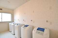 洗濯機が5台設置されています。(2017-02-06,共用部,LAUNDRY,4F)
