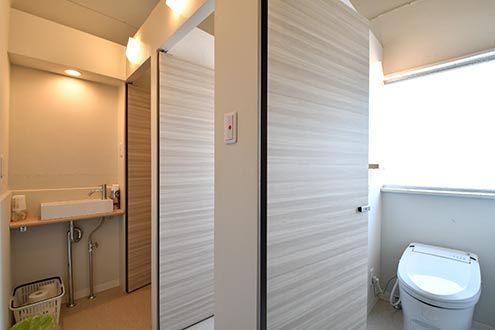 ウォシュレット付きトイレが3室並んでいます。トイレの脇に洗面台が設置されています。(2017-03-29,共用部,TOILET,4F)