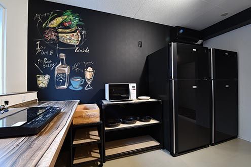 IHクッキングヒーターの脇に収納棚と冷蔵庫が2台並んでいます。(2017-03-29,共用部,KITCHEN,2F)