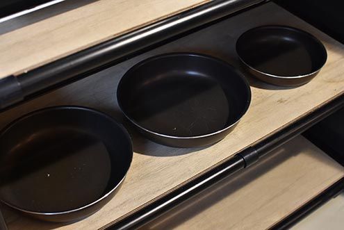 収納棚には共用のフライパンが置かれています。(2017-03-29,共用部,KITCHEN,2F)