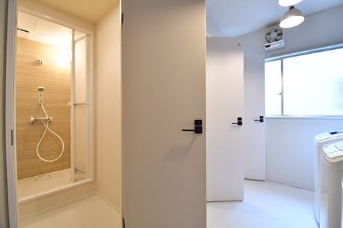 シャワールームが3室並んでいます。シャワールームの対面はランドリースペースです。|2F 浴室