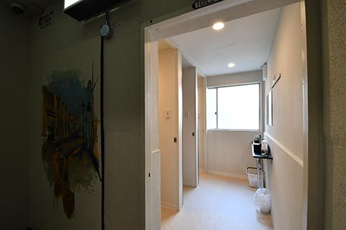 階段脇のトイレの様子。(2017-03-29,共用部,TOILET,2F)
