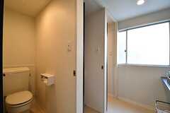 ウォシュレット付きトイレが3室並んでいます。(2017-03-29,共用部,TOILET,2F)