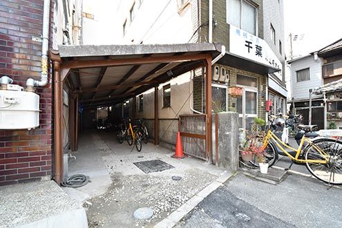 屋根の下が駐輪場です。|1F ガレージ