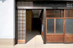 シェアハウスの正面玄関。隣の引き戸はテナント用の玄関です。(2012-03-24,周辺環境,ENTRANCE,1F)