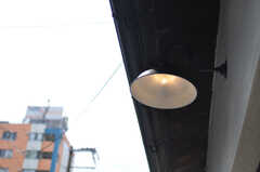 玄関に設置された照明。(2012-03-24,周辺環境,ENTRANCE,1F)