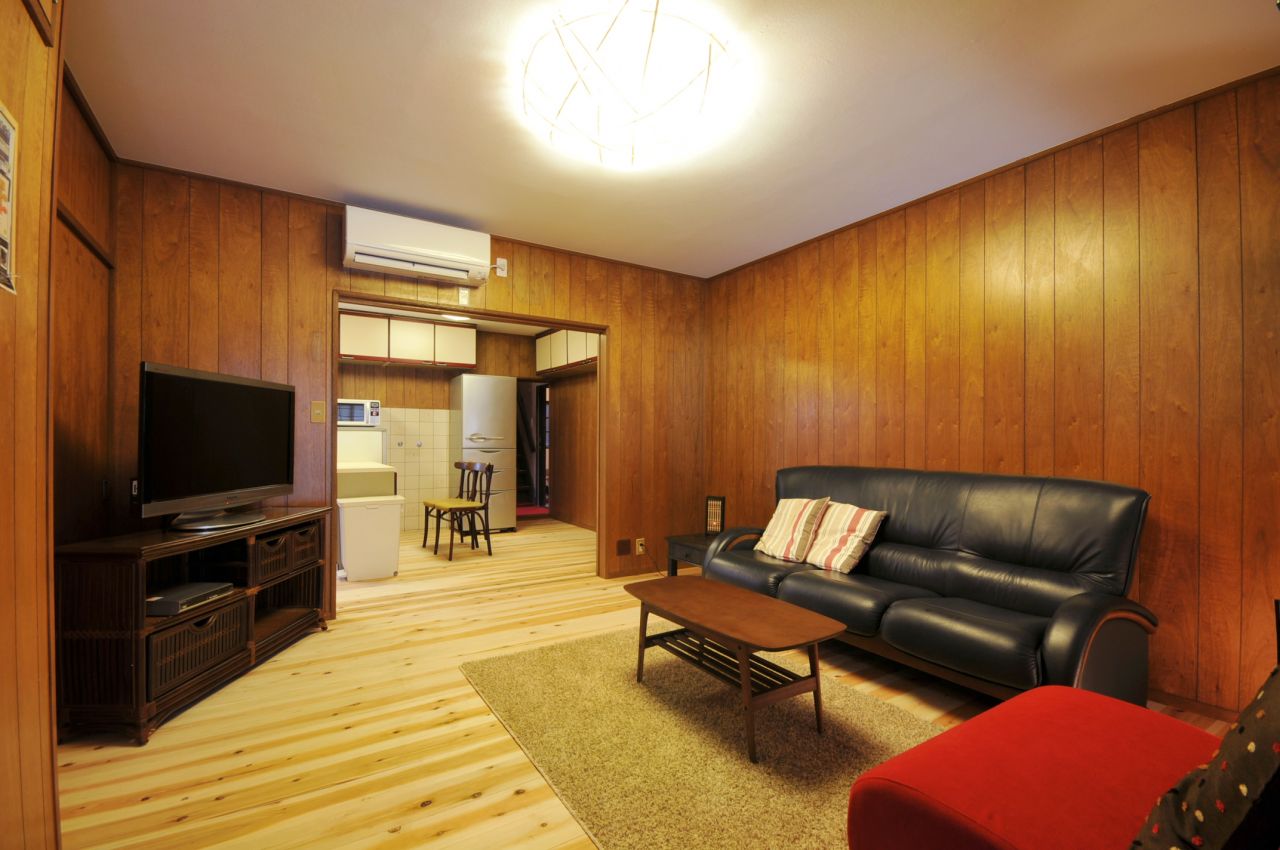 リビングの様子。奥にキッチンがあります。(2012-03-24,共用部,LIVINGROOM,1F)
