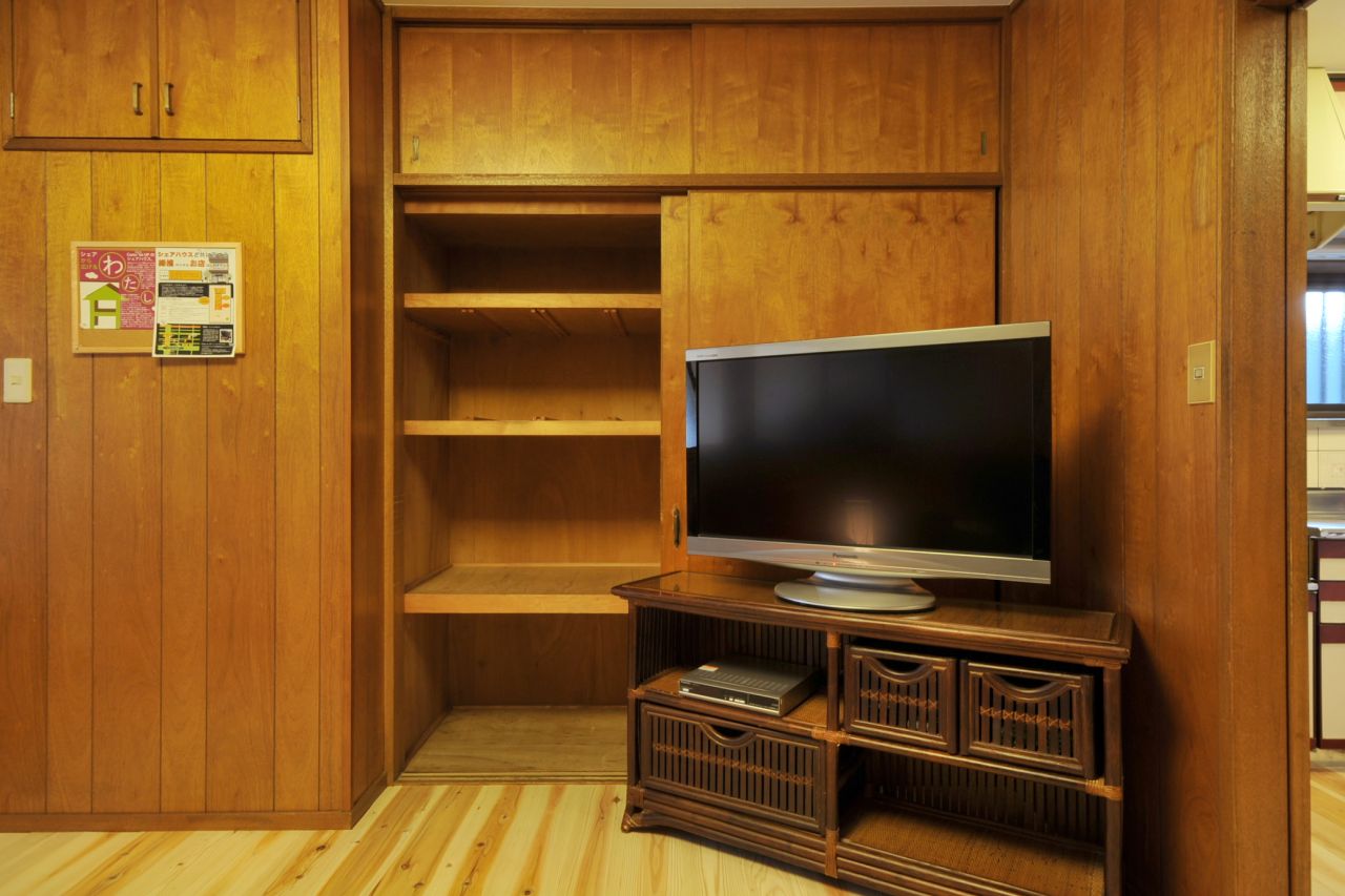共用TVの奥にある棚が靴箱です。(2012-03-24,共用部,TV,1F)