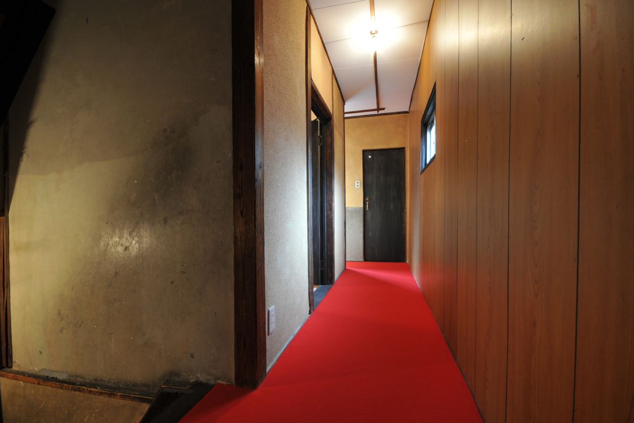 廊下の様子。突き当たりにトイレがあります。(2012-03-24,専有部,ROOM,2F)