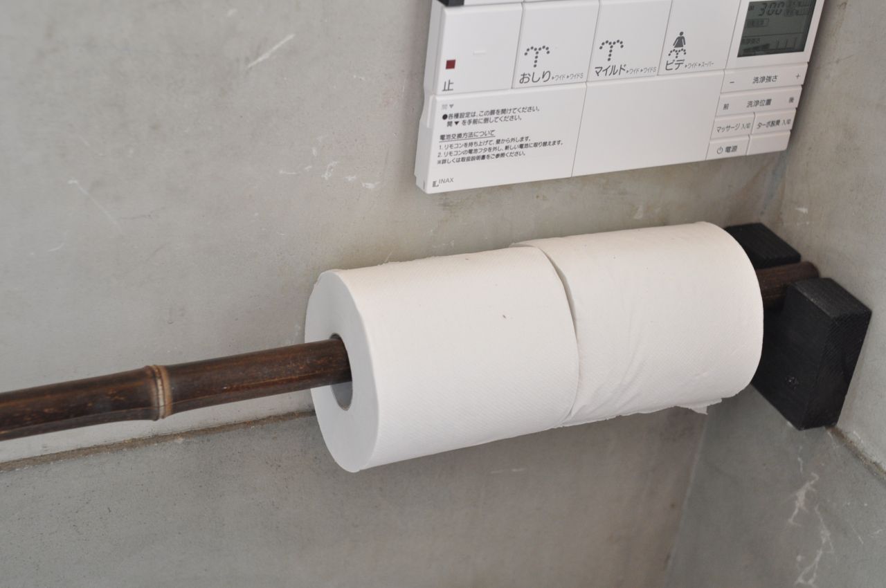 トイレットペーパーホルダーは竹。(2012-03-24,共用部,TOILET,2F)