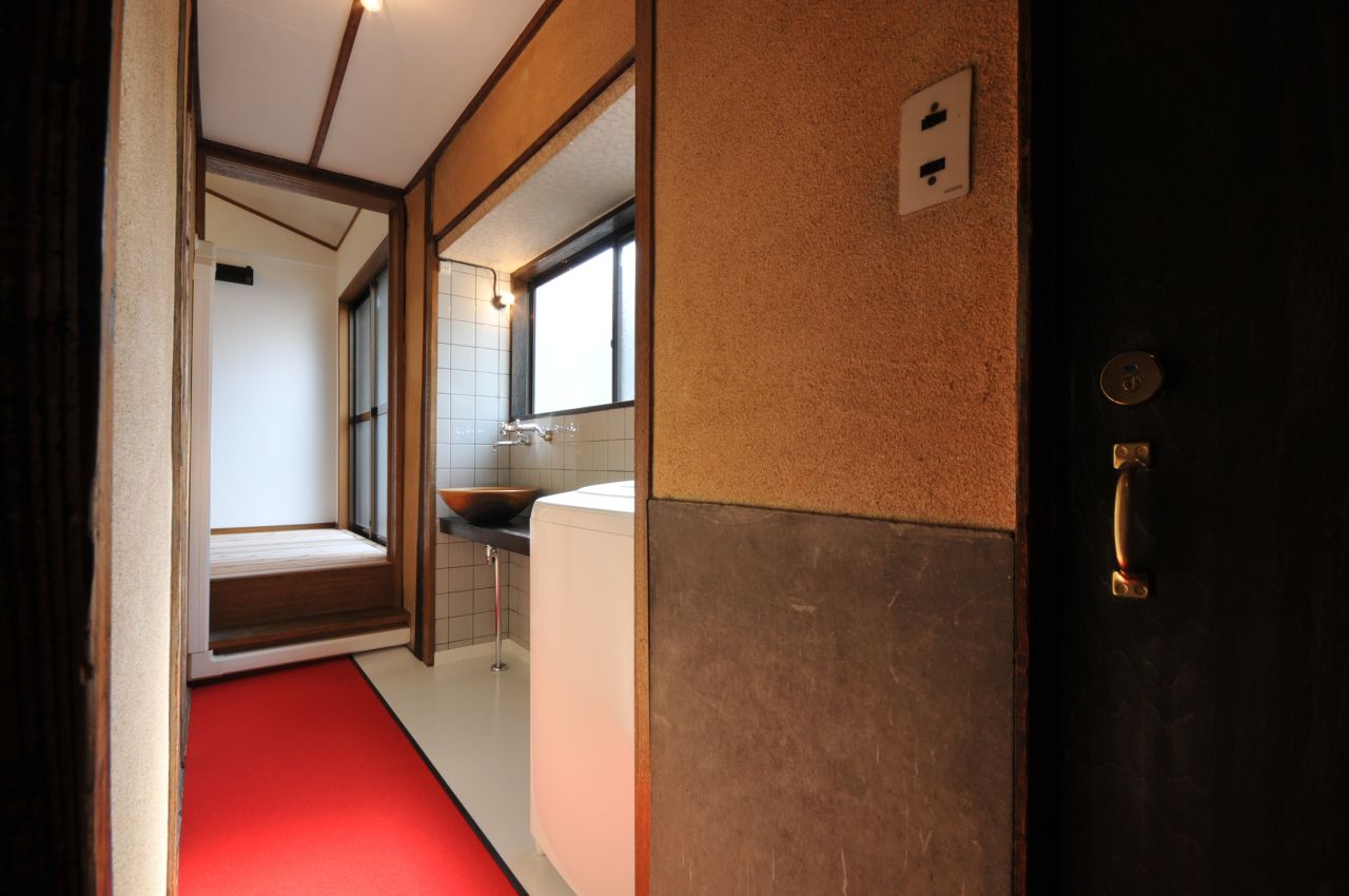 廊下の奥に、共用の板の間があります。(2012-03-24,専有部,ROOM,2F)