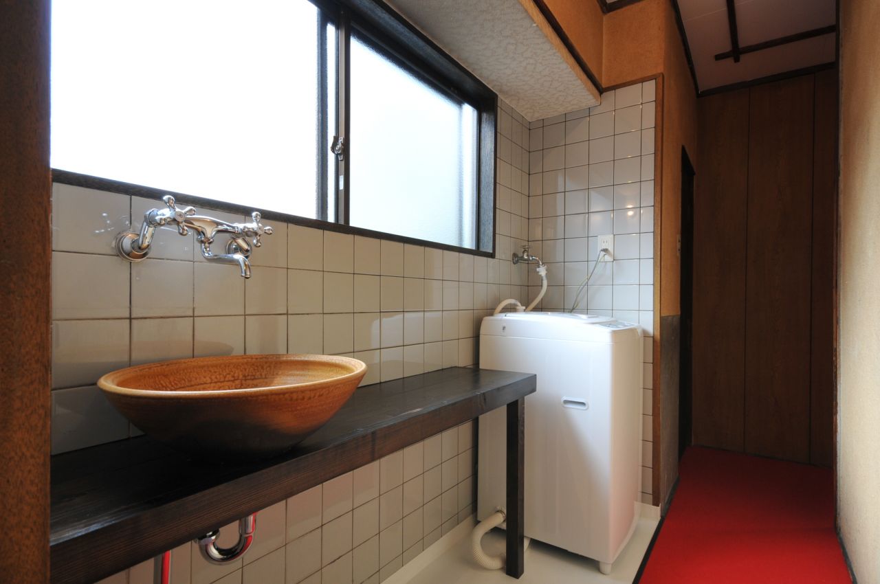 洗面台と洗濯機の様子。洗面器が焼き物です。(2012-03-24,共用部,LAUNDRY,2F)