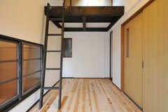 共用の板の間の様子2。屋根裏部屋はオーナーさんのスペースとなります。(2012-03-24,共用部,LIVINGROOM,2F)