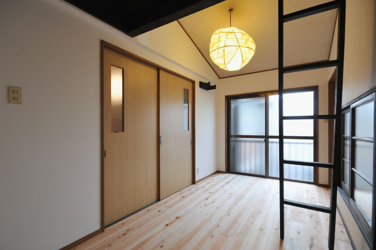 共用の板の間の様子3。掃き出し窓からベランダに出られます。(2012-03-24,共用部,LIVINGROOM,2F)