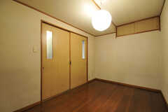 専有部の様子。部屋の上部に収納がありあす。（203号室）(2012-03-24,専有部,ROOM,2F)