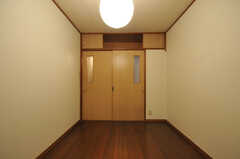 専有部の様子2。ドア上部に収納があります。（204号室）(2012-03-24,専有部,ROOM,2F)