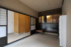 引き戸を開けると、住居の土間スペースと一体となります。(2012-03-24,共用部,OTHER,1F)