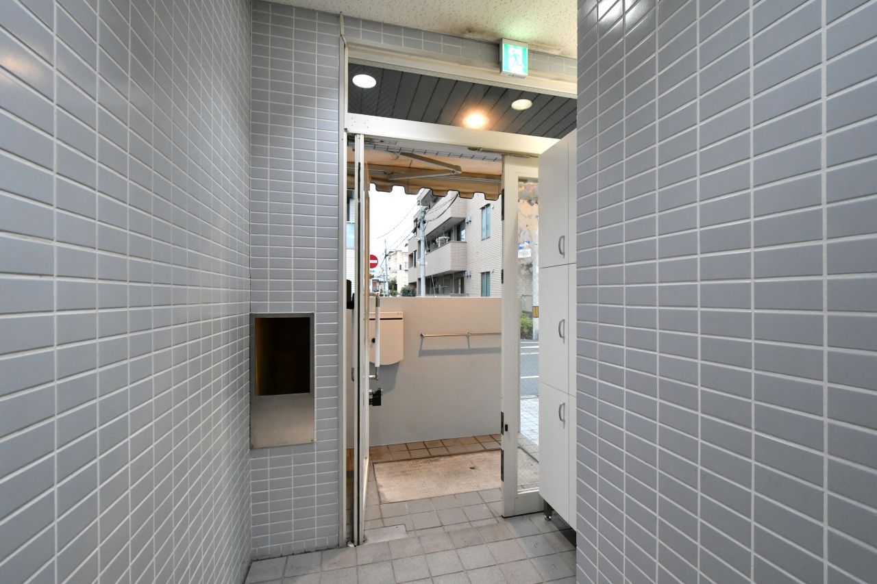 内部から見た玄関まわりの様子。(2022-11-23,周辺環境,ENTRANCE,1F)
