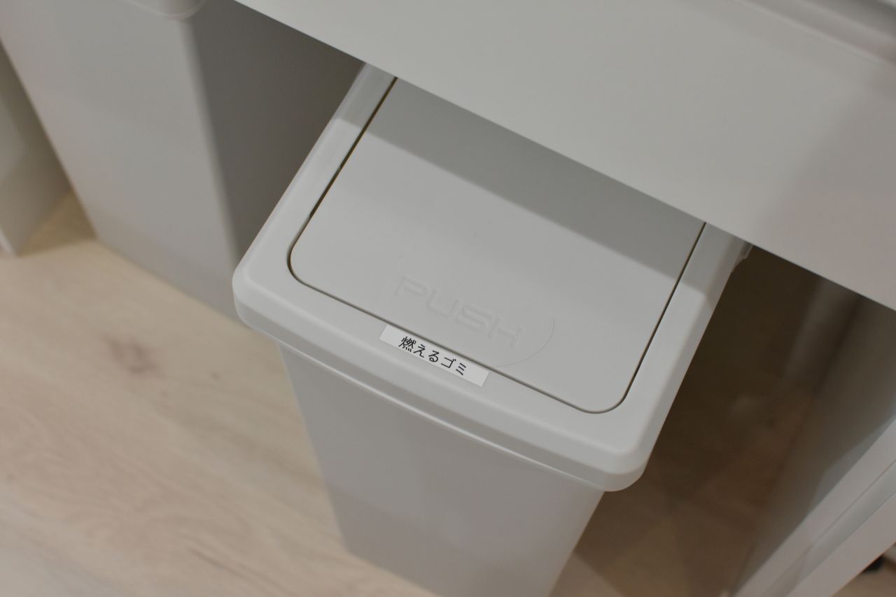 足元にはゴミ箱が設置されています。(2022-11-23,共用部,KITCHEN,2F)
