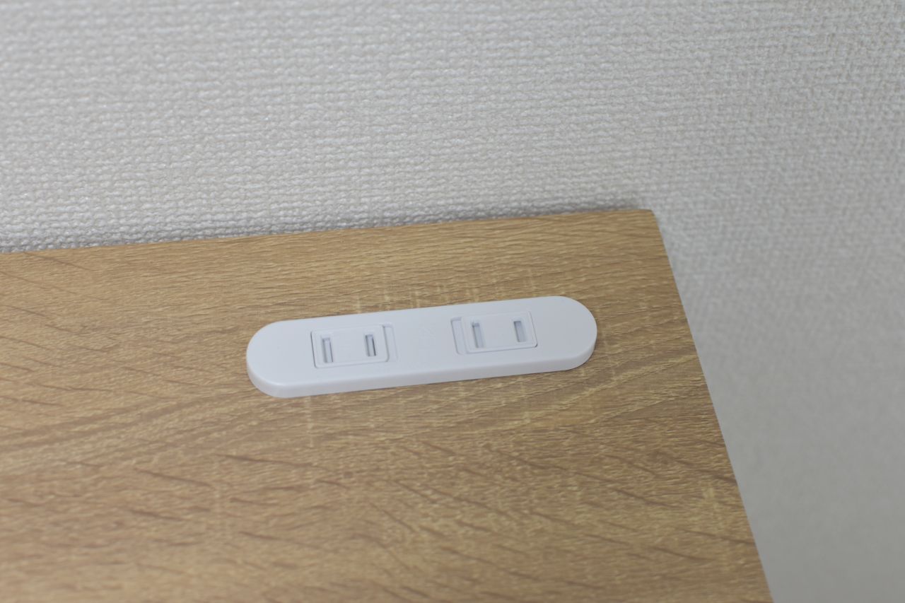 デスクは電源タップ付き。（201号室）(2022-11-23,専有部,ROOM,2F)