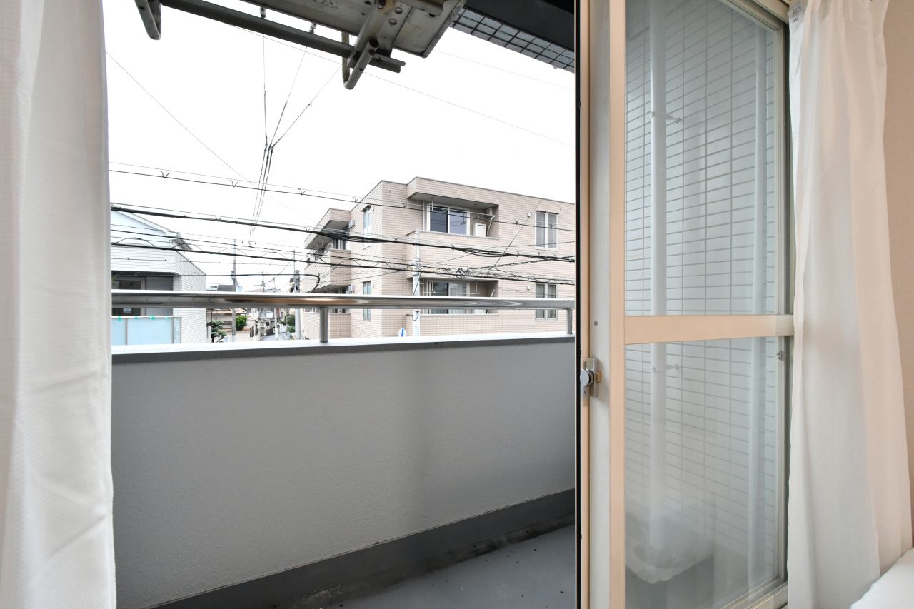 掃き出し窓からベランダへ出られます。（201号室）(2022-11-23,専有部,ROOM,2F)