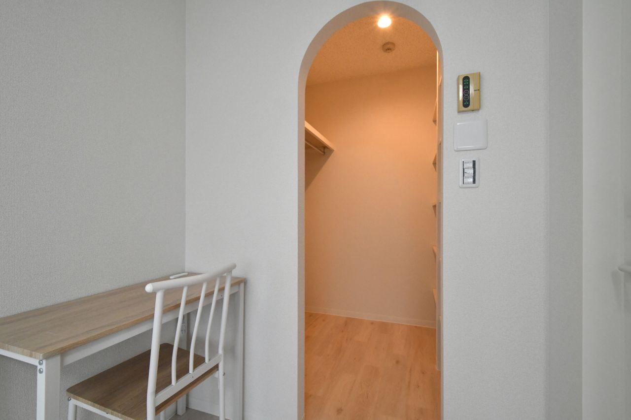 ウォークインクローゼットの入り口。アーチ型になっています。（301号室）(2022-11-23,専有部,ROOM,3F)