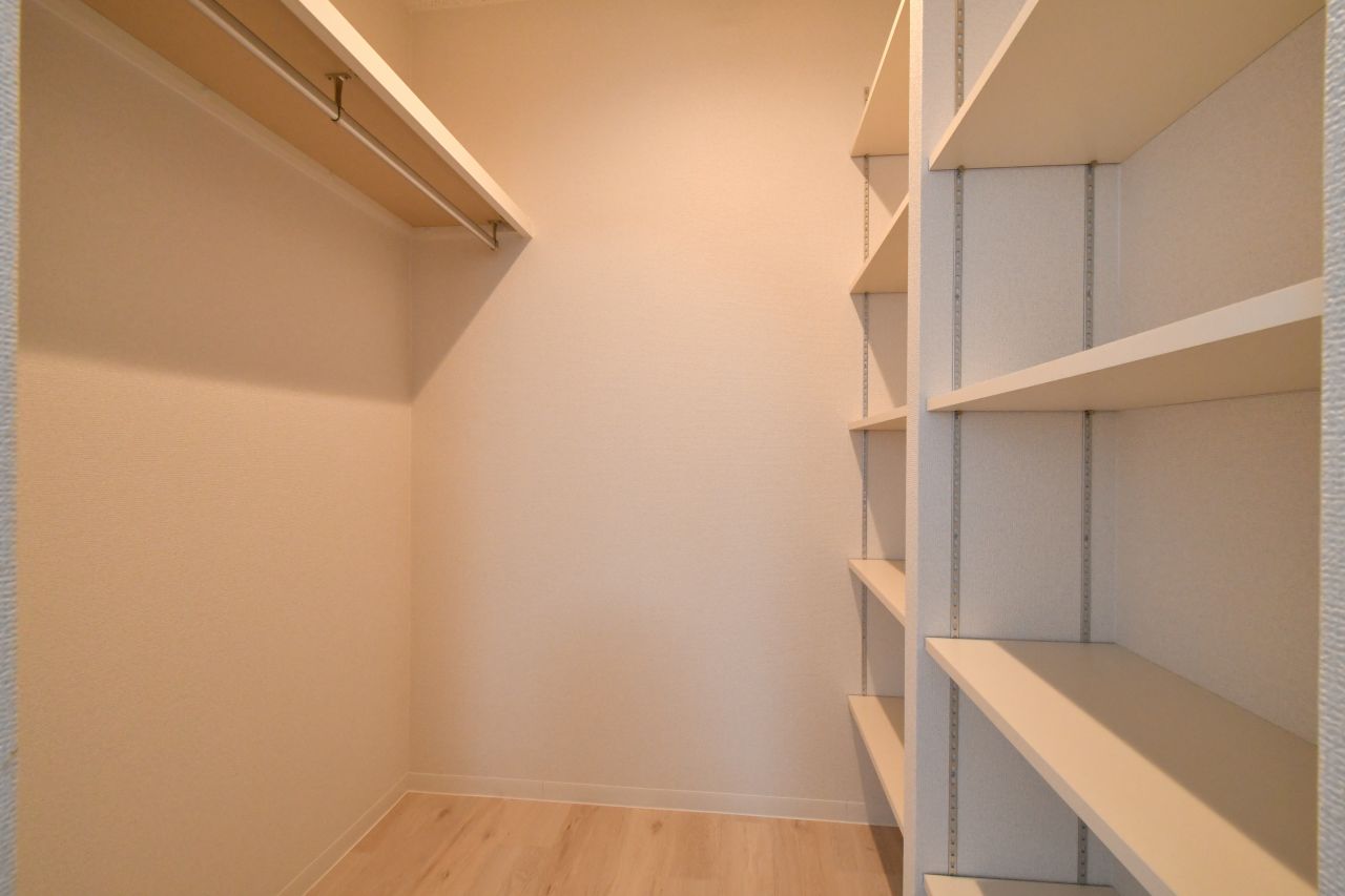 ウォークインクローゼットの様子。（301号室）(2022-11-23,専有部,ROOM,3F)