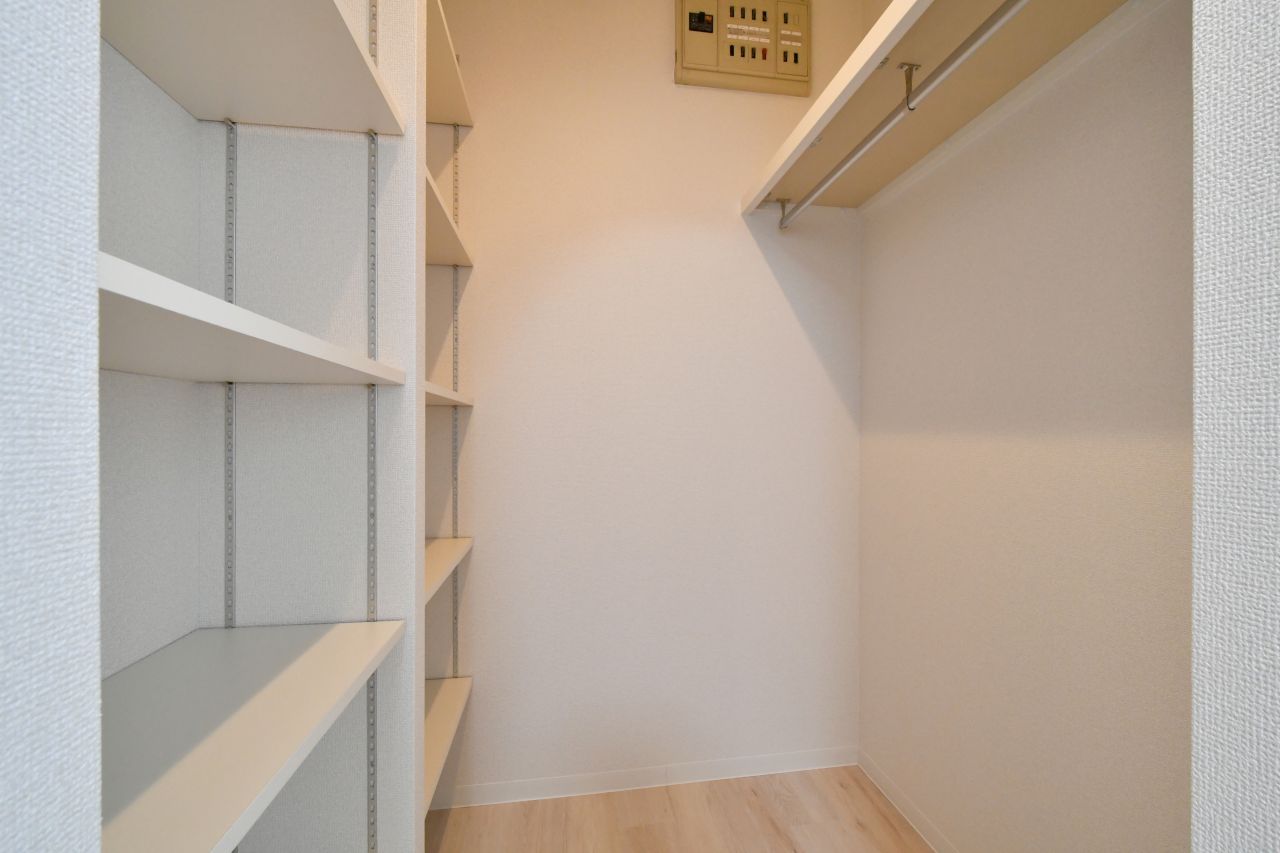 ウォークインクローゼットの様子2。（401号室）(2022-11-23,専有部,ROOM,4F)