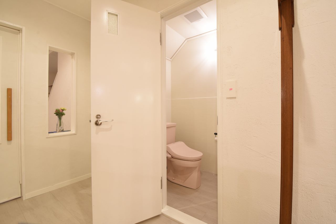 カウンターの対面は、ウォシュレット付きトイレです。(2016-05-25,共用部,TOILET,1F)