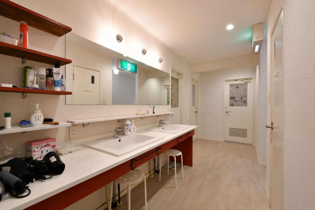廊下に設置された洗面台。(2023-05-11,共用部,WASHSTAND,2F)